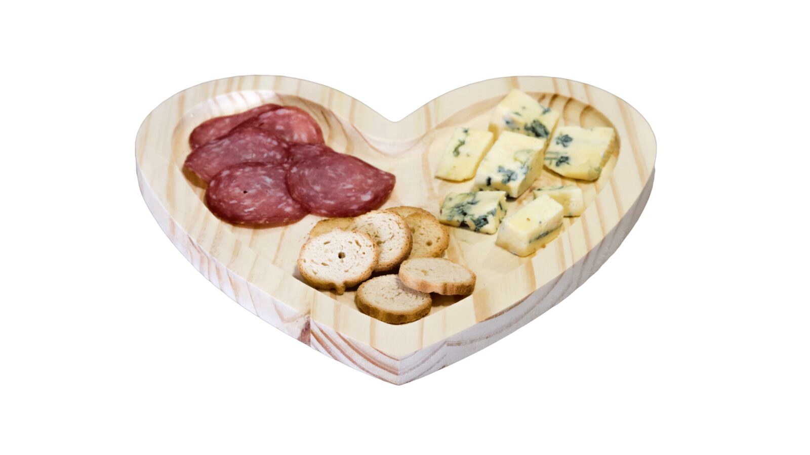 Petisqueira de madeira pinus em formato de coração com divisões servindo salame, queijo e torradas