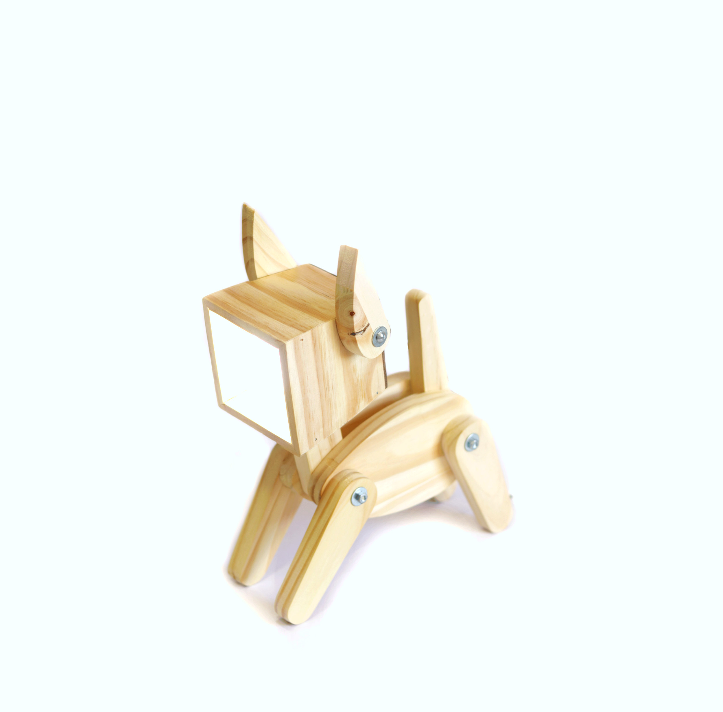 Luminária de mesa infantil de madeira pinus em formato de gato, com orelhas e patas articuladas