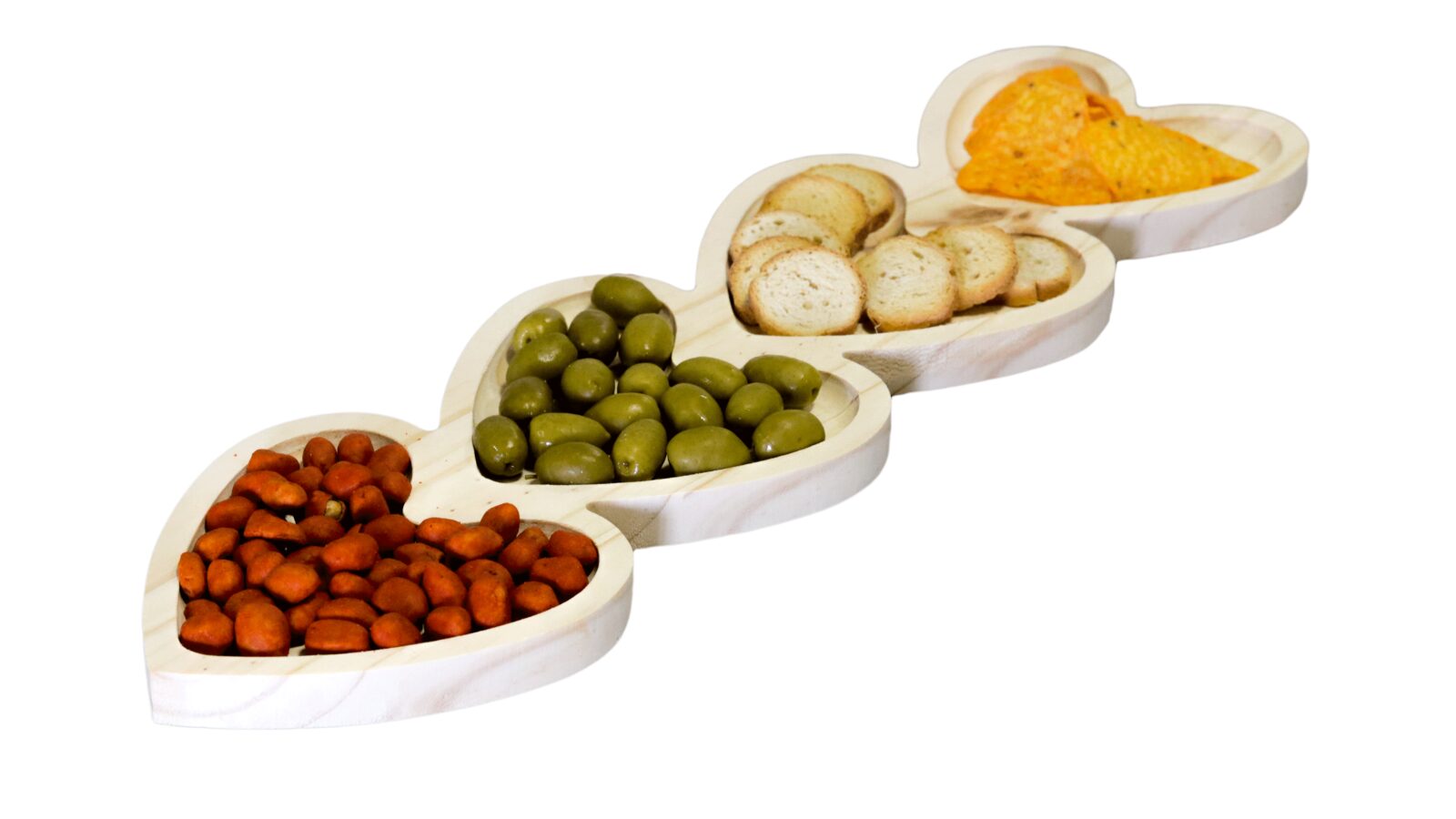 Petisqueira de madeira pinus com quatro cavidades em formato de coração servindo azeitonas, castanhas, queijo e pães