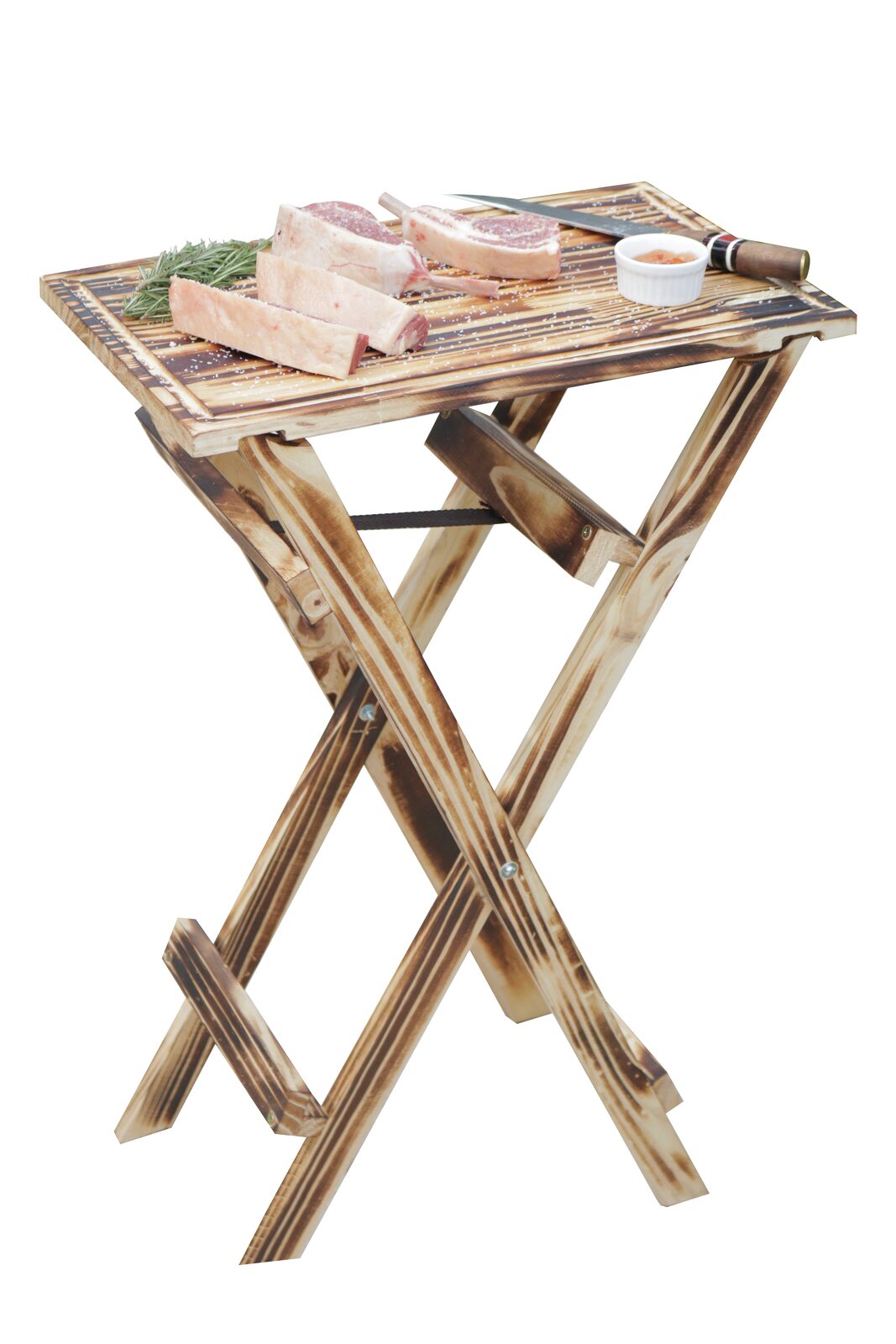 Mesa dobrável de madeira com tábua de carne apoiada no tampo, carne e faca sobre a tábua