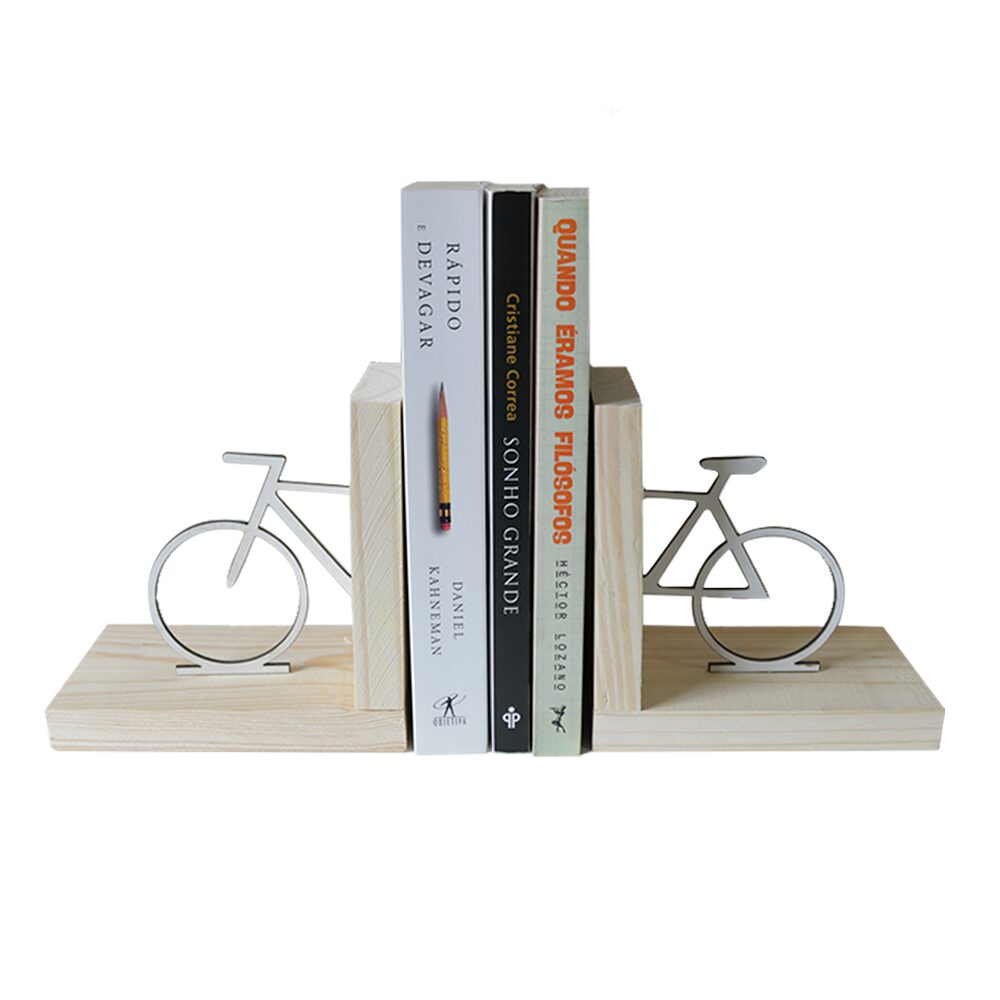 Par de aparadores de livros de madeira pinus com recorte de bicicleta segurando livros em fundo claro