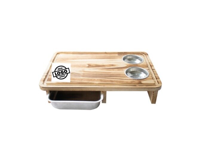 Tábua de churrasco de madeira com bandeja em inox, duas tigelas de alumínio e gravação a laser no fundo branco
