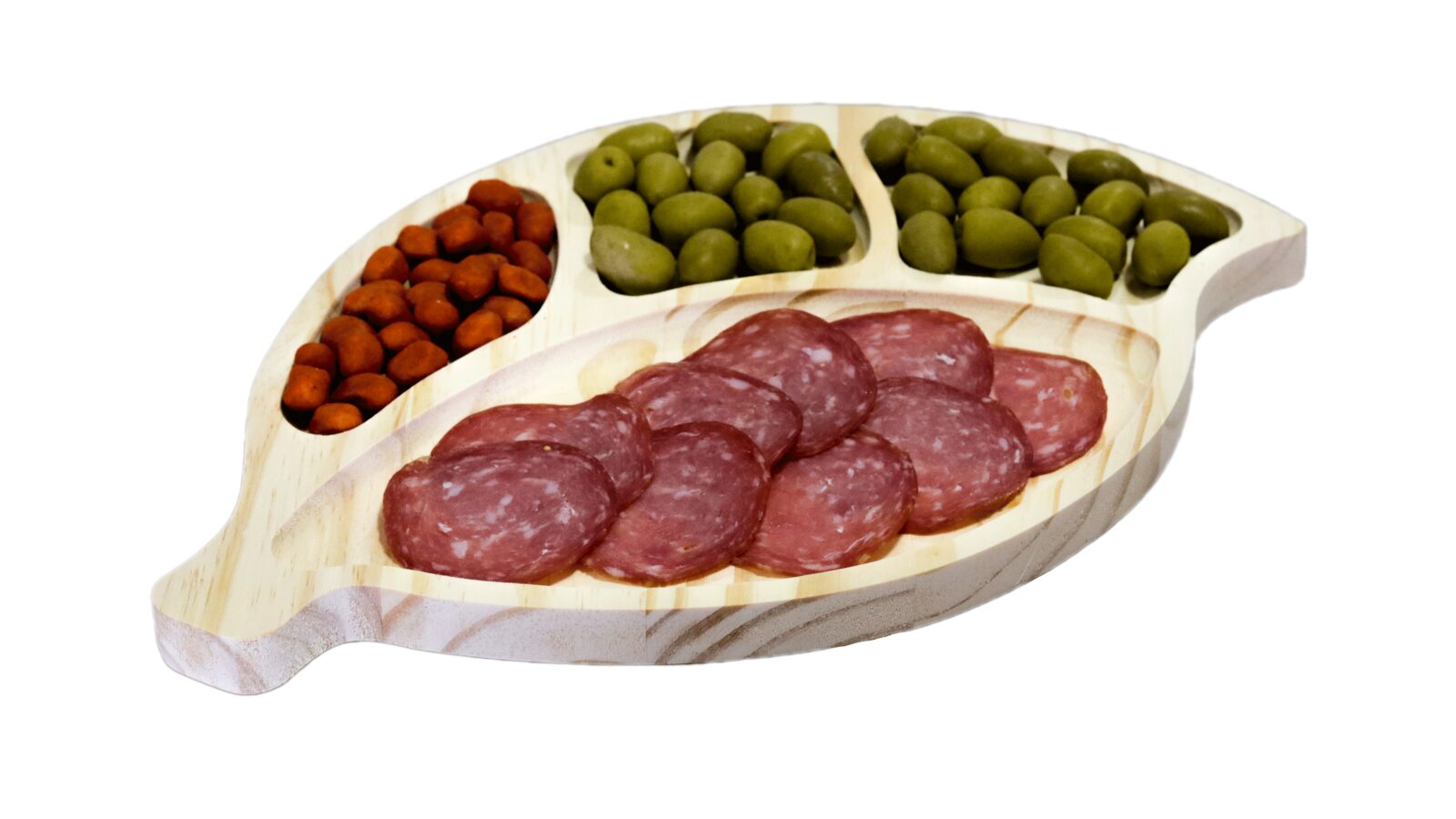 Petisqueira de madeira pinus em formato de folha com quatro espaços servindo salame, azeitonas e castanhas