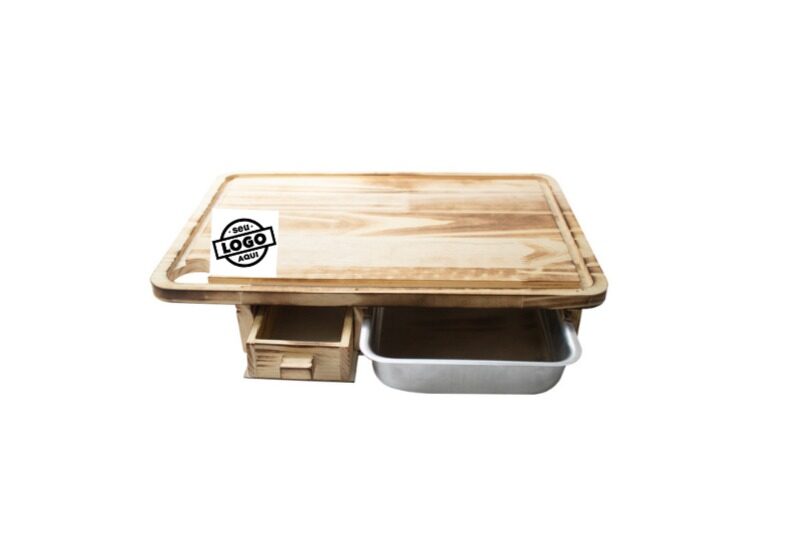 Tábua de churrasco de madeira com bandeja em inox, porta-talher e gravação a laser no fundo branco